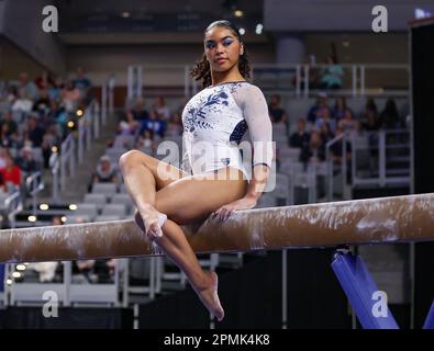 Fort Worth, Texas, USA. 13. April 2023. EMjae Frazier beginnt ihre Beam-Routine beim Halbfinale I der NCAA National Collegiate Women's Gymnastics Championships 2023 in der Dickies Arena in Fort Worth, TX. Kyle Okita/CSM/Alamy Live News Stockfoto