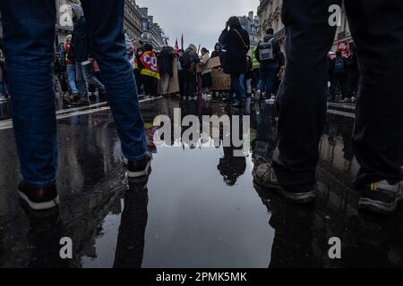 Paris, Frankreich. 13. April 2023. Am 13. April 2023 nehmen Menschen an einer Demonstration gegen einen Rentenreformplan in Paris, Frankreich, Teil. Rund 380.000 Personen nahmen an der 12. von den Gewerkschaften organisierten landesweiten Mobilisierung Teil, die gegen den Rentenreformplan der Regierung durchgeführt wurde, sagte das französische Innenministerium am Donnerstag. Kredit: Aurelien Morissard/Xinhua/Alamy Live News Stockfoto