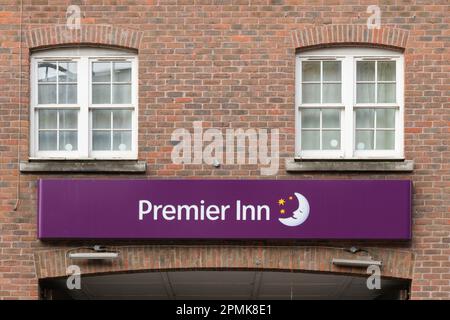 London, Großbritannien - 18. März 2023; Schild für eine Unterkunft im Premier Inn in London Borough of Southwark Stockfoto