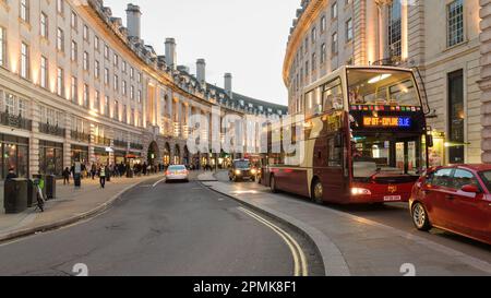 London, Großbritannien - 17. März 2023; London Big Bus Hop-on-Hop-off-Sightseeing-Bus mit offenem Oberdeck in der Regent Street am Abend Stockfoto