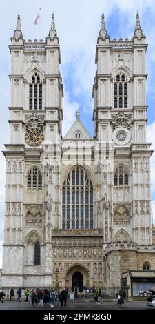 London, Großbritannien - 17. März 2023; vertikales Panorama der westlichen Fassade der Westminster Abbey Stockfoto