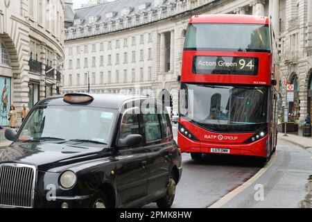 London, Großbritannien - 17. März 2023; RATP Groups roter Doppeldeckerbus und Taxi auf der Regent Street London Stockfoto