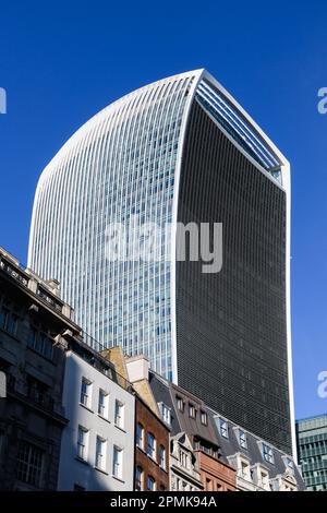 London, Großbritannien - 18. März 2023; Fenchurch Building, bekannt als Walkie Talkie in London unter blauem Himmel Stockfoto