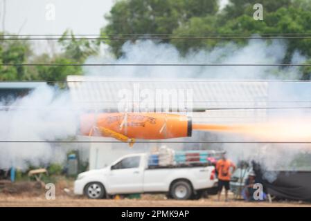 Provinz Pathum Thani, Thailand. 13. April 2023. Der Raketenwettbewerb während eines traditionellen ethnischen „Mon Raketenfestivals“ (Look Noo Festival). In der Vergangenheit war es eine uralte Tradition der Mon-Menschen, die Menschen in der Gemeinde organisieren jetzt lokale Wettbewerbe in der Dipangkornwittayapat (Mattayomwathatasankaset) School, Amphoe Khlong Luang, Pathum Thani Provinz (45 km nördlich von Bangkok). (Foto von Teera Noisakran/Pacific Press) Kredit: Pacific Press Media Production Corp./Alamy Live News Stockfoto