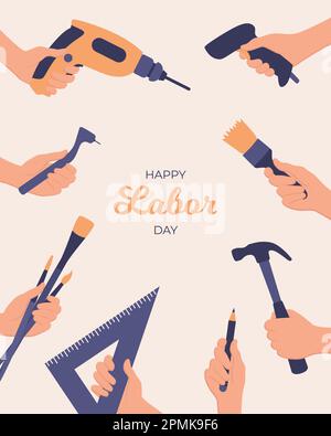 1. Mai. Grußkarte „Happy Labor Day“ mit den Händen der Arbeiter, die ihre Werkzeuge halten Stock Vektor