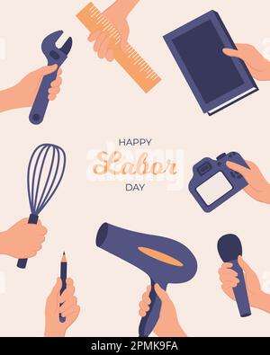 1. Mai. Grußkarte „Happy Labor Day“ mit den Händen der Arbeiter, die ihre Werkzeuge halten Stock Vektor
