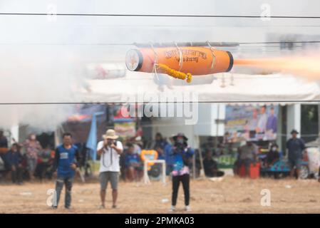 13. April 2023, Provinz Pathum Thani, Provinz Pathum Thani, Thailand: Der Raketenwettbewerb während eines traditionellen ethnischen „Mon Raketenfestivals“ (Look Noo Festival). In der Vergangenheit war es eine alte Tradition der Mon People, die Menschen in der Gemeinde organisieren jetzt lokale Wettbewerbe an der Dipangkornwittayapat (Mattayomwathatasankaset) School, Amphoe Khlong Luang, Pathum Thani Province (Kreditbild: © Teera Noisakran/Pacific Press via ZUMA Press Wire) NUR REDAKTIONELLE VERWENDUNG! Nicht für den kommerziellen GEBRAUCH! Stockfoto