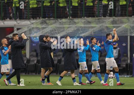 Mailand, Italien. 12. April 2023. Italien, Mailand, april 12 2023: Die Spieler der SSC Napoli begrüßen die Fans auf den Tribünen am Ende des Fußballspiels AC MILAN vs SSC NAPOLI, QF 1. Leg UCL 2022-2023 San Siro Stadium (Foto: Fabrizio Andrea Bertani/Pacific Press). Kredit: Pacific Press Media Production Corp./Alamy Live News Stockfoto