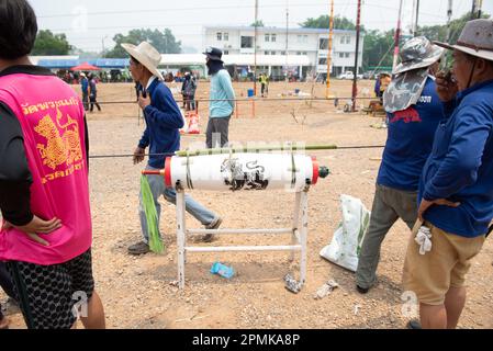 13. April 2023, Provinz Pathum Thani, Provinz Pathum Thani, Thailand: Der Raketenwettbewerb während eines traditionellen ethnischen „Mon Raketenfestivals“ (Look Noo Festival). In der Vergangenheit war es eine alte Tradition der Mon People, die Menschen in der Gemeinde organisieren jetzt lokale Wettbewerbe an der Dipangkornwittayapat (Mattayomwathatasankaset) School, Amphoe Khlong Luang, Pathum Thani Province (Kreditbild: © Teera Noisakran/Pacific Press via ZUMA Press Wire) NUR REDAKTIONELLE VERWENDUNG! Nicht für den kommerziellen GEBRAUCH! Stockfoto