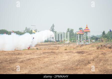 13. April 2023, Provinz Pathum Thani, Provinz Pathum Thani, Thailand: Der Raketenwettbewerb während eines traditionellen ethnischen „Mon Raketenfestivals“ (Look Noo Festival). In der Vergangenheit war es eine uralte Tradition der Mon-Leute, die Menschen in der Gemeinde organisieren jetzt lokale Wettbewerbe in der Dipangkornwittayapat (Mattayomwathatasankaset) School, Amphoe Khlong Luang, Pathum Thani Province (45 km nördlich von Bangkok) (Kreditbild: © Teera Noisakran/Pacific Press via ZUMA Press WIRE ONLY!) Nicht für den kommerziellen GEBRAUCH! Stockfoto