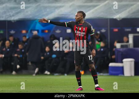 Mailand, Italien. 12. April 2023. Italien, Mailand, april 12 2023: Rafael Leao (Stürmer von ac Milan) gibt während des Fußballspiels AC MAILAND gegen SSC NAPOLI Ratschläge an Teamkollegen in der ersten Halbzeit, QF 1. Leg UCL 2022-2023 San Siro Stadion (Kreditbild: © Fabrizio Andrea Bertani/Pacific Press via ZUMA Press Wire) NUR REDAKTIONELLE VERWENDUNG! Nicht für den kommerziellen GEBRAUCH! Stockfoto