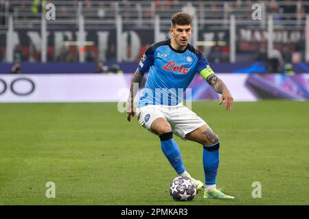 Mailand, Italien. 12. April 2023. Italien, Mailand, april 12 2023: Govanni Di Lorenzo (Napoli-Verteidiger) dribbelt in der ersten Hälfte während des Fußballspiels AC MAILAND gegen SSC NAPOLI, QF 1. Leg UCL 2022-2023 San Siro Stadion (Kreditbild: © Fabrizio Andrea Bertani/Pacific Press via ZUMA Press Wire) NUR REDAKTIONELLE VERWENDUNG! Nicht für den kommerziellen GEBRAUCH! Stockfoto