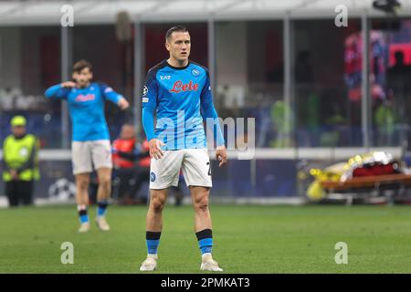 Mailand, Italien. 12. April 2023. Italien, Mailand, april 12 2023: Piotr Zielinski (Neapel-Mittelfeldspieler) wartet während des Fußballspiels AC MAILAND gegen SSC NAPOLI auf einen Einwurf in der zweiten Halbzeit, QF 1. Leg UCL 2022-2023 San Siro Stadion (Kreditbild: © Fabrizio Andrea Bertani/Pacific Press via ZUMA Press Wire) NUR REDAKTIONELLE VERWENDUNG! Nicht für den kommerziellen GEBRAUCH! Stockfoto