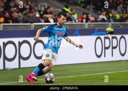 Mailand, Italien. 12. April 2023. Italien, Mailand, april 12 2023: Hirving Lozano (Neapel Stürmer) dribbelt während des Fußballspiels AC MAILAND gegen SSC NAPOLI in der zweiten Halbzeit vor dem Spielfeld, QF 1. Leg UCL 2022-2023 San Siro Stadion (Bild: © Fabrizio Andrea Bertani/Pacific Press via ZUMA Press Wire) NUR REDAKTIONELLE VERWENDUNG! Nicht für den kommerziellen GEBRAUCH! Stockfoto