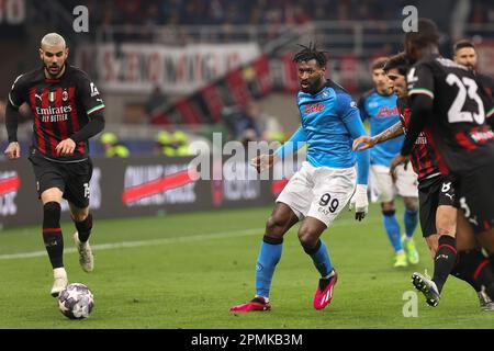 Mailand, Italien. 12. April 2023. Italien, Mailand, april 12 2023: Andre Anguissa (Neapel-Mittelfeldspieler) Pass wurde während des Fußballspiels AC MAILAND gegen SSC NAPOLI in der zweiten Hälfte vor dem Spielfeld geschossen, QF 1. Leg UCL 2022-2023 San Siro Stadion (Bild: © Fabrizio Andrea Bertani/Pacific Press via ZUMA Press Wire) NUR REDAKTIONELLE VERWENDUNG! Nicht für den kommerziellen GEBRAUCH! Stockfoto