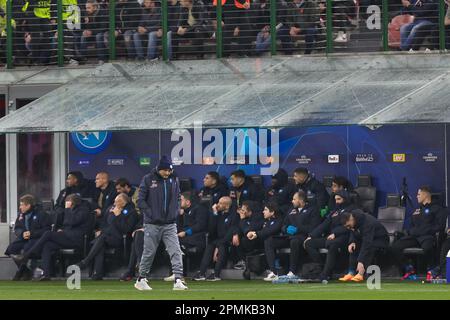 Mailand, Italien. 12. April 2023. Italien, Mailand, april 12 2023: Luciano Spalletti (Manager von Neapel) tritt während des Fußballspiels AC MAILAND gegen SSC NAPOLI in der ersten Halbzeit auf die Bank. QF 1. Leg UCL 2022-2023 San Siro Stadion (Bild: © Fabrizio Andrea Bertani/Pacific Press via ZUMA Press Wire) NUR REDAKTIONELLE VERWENDUNG! Nicht für den kommerziellen GEBRAUCH! Stockfoto