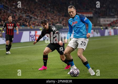 Mailand, Italien. 12. April 2023. Italien, Mailand, april 12 2023: Piotr Zielinski (Neapel-Mittelfeldspieler) verteidigt den Ball in der ersten Halbzeit während des Fußballspiels AC MILAN gegen SSC NAPOLI, QF 1. Leg UCL 2022-2023 San Siro Stadion (Kreditbild: © Fabrizio Andrea Bertani/Pacific Press via ZUMA Press Wire) NUR REDAKTIONELLE VERWENDUNG! Nicht für den kommerziellen GEBRAUCH! Stockfoto