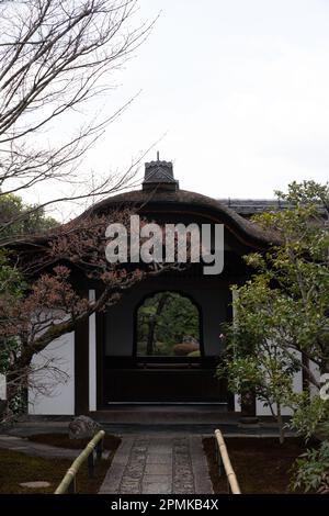 Eintritt zum Garten des Zuihoin Subtempels in Daitokuji Rinzai Zen Hauptquartier in Kyoto, Japan. Stockfoto