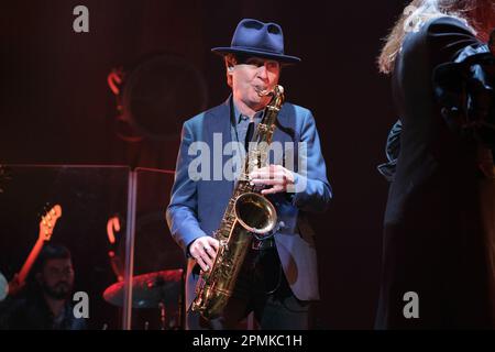 Madrid, Spanien. 13. April 2023. Tim Ries tritt während des Theaterauftritts „Occo, The Show“ in Madrid auf der Bühne auf. (Foto: Atilano Garcia/SOPA Images/Sipa USA) Guthaben: SIPA USA/Alamy Live News Stockfoto