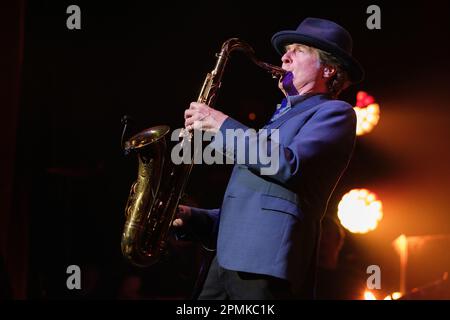 Madrid, Spanien. 13. April 2023. Tim Ries tritt während des Theaterauftritts „Occo, The Show“ in Madrid auf der Bühne auf. (Foto: Atilano Garcia/SOPA Images/Sipa USA) Guthaben: SIPA USA/Alamy Live News Stockfoto