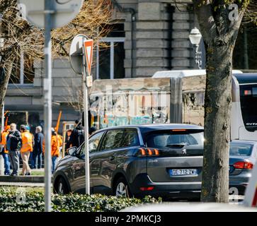 Strasborg, Frankreich - 29. März 2023: Überblick über die französische Stadt mit Menschen und Autos und Demonstranten im Hintergrund - Frankreich erlebt Wochen von Protesten und Streikaktionen im Zusammenhang mit einer Anhebung des Rentenalters, die letzte Woche beschlossen wurde Stockfoto
