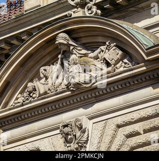 Das Palais du Rhin in Straßburg ist ein hübsches, altes Gebäude mit Details, das die französische und europäische Geschichte widerspiegelt. Seine berühmten Statuen und Skulpturen repräsentieren seinen ehemaligen Adel und bieten einen Postkartenblick auf dieses UNESCO-Weltkulturerbe. Stockfoto