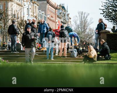 Strasborg, Frankreich - 29. März 2023: Eine multiethnische Gruppe von Erwachsenen protestiert gegen die Rentenreform von Frances in Straßburg, vereint für einen landesweiten Protest Stockfoto