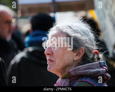 Strasborg, Frankreich - 29. März 2023: Eine ältere Französin protestiert in einem entschlossenen Porträt gegen die Rentenreform, ihre Stärke und Entschlossenheit sind offenkundig. Stockfoto