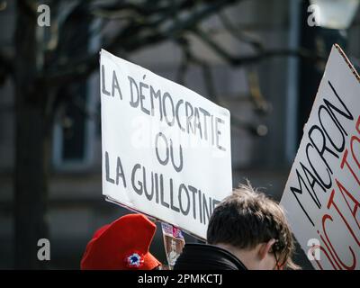 Strasborg, Frankreich - 29. März 2023: Demonstranten in Frankreich marschieren mit Plakaten, um ihren Widerstand gegen die Rentenreform zu äußern und fordern die Demokratie oder die Guillotine Stockfoto