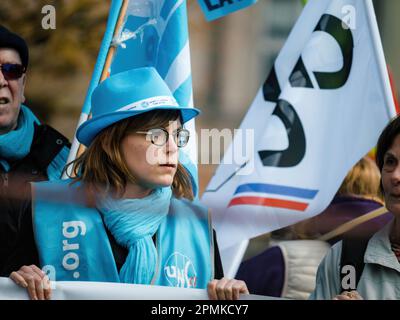 Strasborg, Frankreich - 29. März 2023: Eine Gruppe verschiedener Erwachsener und Jugendlicher, angeführt von einer Frau mit Hut, protestiert gemeinsam für ihre Rentenansprüche Stockfoto
