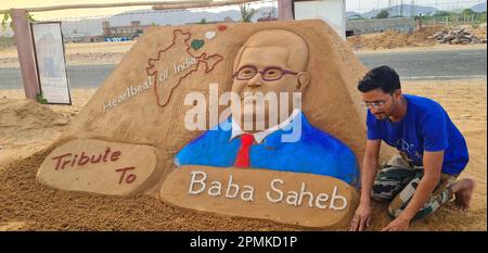 Pushkar, Rajasthan, Indien. 13. April 2023. Der indische Sandkünstler Ajay Rawat entwirft am Vorabend seines Geburtstages in Puschkar eine Sandskulptur von Babasaheb Bhimrao Ambedkar. Ambedkar Jayanti wird am 14. April gefeiert, um den Geburtstag von Dr. Bhimrao Ambedkar zu feiern, der auch als „Vater der indischen Verfassung“ in Erinnerung ist. Ambedkar war ein indischer Jurist, Ökonom, Politiker und Sozialreformer, der die buddhistische Bewegung Dalit inspirierte. (Kreditbild: © Sumit Saraswat/Pacific Press via ZUMA Press Wire) NUR REDAKTIONELLE VERWENDUNG! Nicht für den kommerziellen GEBRAUCH! Stockfoto