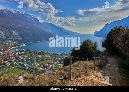 Panoramablick auf Torbole, eine kleine Stadt am Gardasee, Italien. Europa. Wunderschöner Gardasee, umgeben von Bergen im Frühling, vom Berg Brione aus gesehen Stockfoto