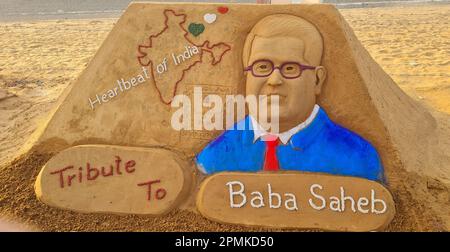 Pushkar, Rajasthan, Indien. 13. April 2023. Der indische Sandkünstler Ajay Rawat entwirft am Vorabend seines Geburtstages in Puschkar eine Sandskulptur von Babasaheb Bhimrao Ambedkar. Ambedkar Jayanti wird am 14. April gefeiert, um den Geburtstag von Dr. Bhimrao Ambedkar zu feiern, der auch als „Vater der indischen Verfassung“ in Erinnerung ist. Ambedkar war ein indischer Jurist, Ökonom, Politiker und Sozialreformer, der die buddhistische Bewegung Dalit inspirierte. (Kreditbild: © Sumit Saraswat/Pacific Press via ZUMA Press Wire) NUR REDAKTIONELLE VERWENDUNG! Nicht für den kommerziellen GEBRAUCH! Stockfoto