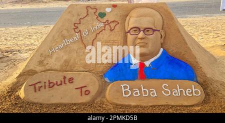 Pushkar, Rajasthan, Indien. 13. April 2023. Der indische Sandkünstler Ajay Rawat entwirft am Vorabend seines Geburtstages in Puschkar eine Sandskulptur von Babasaheb Bhimrao Ambedkar. Ambedkar Jayanti wird am 14. April gefeiert, um den Geburtstag von Dr. Bhimrao Ambedkar zu feiern, der auch als „Vater der indischen Verfassung“ in Erinnerung ist. Ambedkar war ein indischer Jurist, Ökonom, Politiker und Sozialreformer, der die buddhistische Bewegung Dalit inspirierte. (Kreditbild: © Sumit Saraswat/Pacific Press via ZUMA Press Wire) NUR REDAKTIONELLE VERWENDUNG! Nicht für den kommerziellen GEBRAUCH! Stockfoto