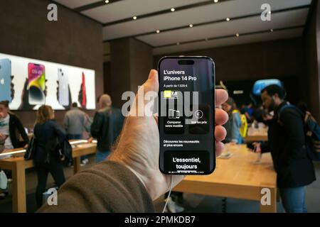 Paris, Frankreich – 22. September 2022: Apple iPhone 14 Pro Max mit Apple Store-Publikum im Hintergrund. Apple 2023 2022-Flaggschiff iPhone. Stockfoto