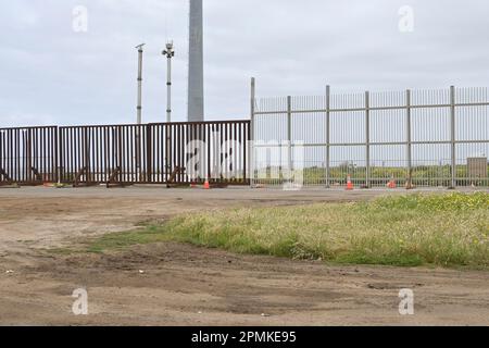 April 13, 2023, Tijuana, Baja California, Mexiko: Am Donnerstag, den 13. April 2023 wird ein neuer Grenzzaun entlang der US-mexikanischen Strandgrenze in Tijuana gebaut, der die bestehenden Zäune im Friendship Park in San Diego ersetzen wird. Das Projekt zur Erneuerung der Grenze wird mehrere Meilen Zaun umfassen, die Mexiko und Kalifornien trennen. Die Bauarbeiten begannen Mitte März und werden voraussichtlich fünf Monate dauern. Der installierte Zaun wird eine 30 Fuß und 18 Fuß hohe Absperrung sein, die durch den Park führt. (Kreditbild: © Carlos A. Moreno/ZUMA Press Wire) EDI Stockfoto