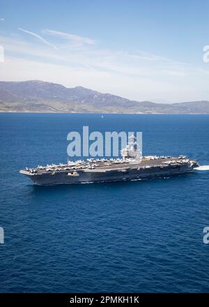 230412-N-MW880-1225 STRASSE VON GIBRALTAR (12. April 2023) der Flugzeugträger der Nimitz-Klasse USS George H.W. Bush (CVN 77) durchquert die Straße von Gibraltar, 12. April 2023. Die George H.W. Die Bush Carrier Strike Group ist in den USA stationiert Marinestreitkräfte Europa Einsatzgebiet, angestellt von den USA Sechste Flotte, die die Interessen der USA, Verbündeten und Partner verteidigt. (USA Marinebild von Mass Communication Specialist 3. Class Samuel Wagner) Stockfoto