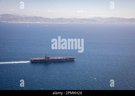 230412-N-MW880-1198 STRASSE VON GIBRALTAR (12. April 2023) der Flugzeugträger der Nimitz-Klasse USS George H.W. Bush (CVN 77) durchquert die Straße von Gibraltar, 12. April 2023. Die George H.W. Die Bush Carrier Strike Group ist in den USA stationiert Marinestreitkräfte Europa Einsatzgebiet, angestellt von den USA Sechste Flotte, die die Interessen der USA, Verbündeten und Partner verteidigt. (USA Marinebild von Mass Communication Specialist 3. Class Samuel Wagner) Stockfoto