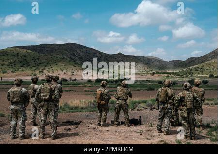 USA Soldaten der Task Force Wolfhound Fire M320 Granatwerfer in Arta Range, Dschibuti, 30. März 2023. Die TFWH, die die Ostafrikanische Eingreiftruppe leitet, ist bereit, rasch Krisenreaktionsoperationen in ganz Ostafrika durchzuführen und die Interessen der USA zu wahren. (USA Air Force Foto von Staff Sgt. Aaron Irvin) Stockfoto