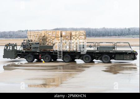 Am 1. Februar 2023 in Dover Air Force Base, Delaware, befindet sich ein Lader mit einer palettierten Vorwärts-Operationsbasis auf der Fluglinie. Die FOB-Ausrüstung wird zur Unterstützung der USA verwendet Navy MQ-4C Triton Orbit 1 Operationen bei Andersen AFB, Guam. Der MQ-4C ist ein unbemanntes Luftfahrzeug, das von den USA betrieben wird Marine für Seepatrouille zur Unterstützung von Aufklärungs-, Überwachungs- und Aufklärungseinsätzen. (USA Air Force Foto von Roland Balik) Stockfoto