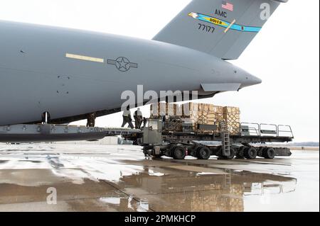 Die Vorwärts-Operationsbasis für die MQ-4C Triton Orbit 1operations wird vom 436. Portwaffenstaffel am Luftwaffenstützpunkt Dover, Delaware, 1. Februar 2023, auf eine C-17 Globemaster III geladen. Die FOB-Ausrüstung und ein Mobile Remote Quick Look-Anhänger wurden von einem 3. Airlift-Geschwader nach Andersen AFB, Guam geflogen, das beide Gegenstände zur Unterstützung der USA lieferte Marineeinsätze. (USA Air Force Foto von Roland Balik) Stockfoto