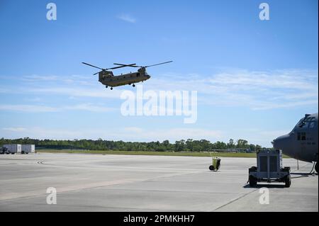 Ein Hubschrauber der Georgia Army National Guard CH-47 Chinook trifft am 165. Airlift Wing, Savannah Air National Guard Base, Georgia, am 11. April 2023 ein. Die Besatzung transportierte eine Gruppe von Kongressabgeordneten durch den ganzen Staat zum Luftwaffenstützpunkt Moody, um ihre Militärbasis-Tour fortzusetzen, die von einem Kongressvertreter für das Büro des Sekretärs der Luftwaffe geleitet wurde. (USA Air National Guard Foto von Master Sgt. Caila Arahood) Stockfoto