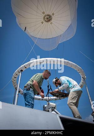 230404-N-GB257-004 Sullivan's Island, SC (4. April 2023) Personal, das an einer Kommunikationstestveranstaltung auf Sullivan's Island teilnimmt, Am 4. April wurde ein ballonähnlicher Aerostat mit Funkausrüstung zur Unterstützung von Naval Information Warfare Center (NIWC) Atlantic and Naval Surface Warfare Center (NSWC) Crane bemannte und unbemannte Surface Vessels im Hafen von Charleston und an der Atlantikküste eingesetzt. (USA Navy Foto von Joe Bullinger/veröffentlicht) Stockfoto