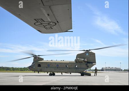 Ein Hubschrauber der Georgia Army National Guard CH-47 Chinook trifft am 165. Airlift Wing, Savannah Air National Guard Base, Georgia, am 11. April 2023 ein. Die Besatzung transportierte eine Gruppe von Kongressabgeordneten durch den ganzen Staat zum Luftwaffenstützpunkt Moody, um ihre Militärbasis-Tour fortzusetzen, die von einem Kongressvertreter für das Büro des Sekretärs der Luftwaffe geleitet wurde. (USA Air National Guard Foto von Master Sgt. Caila Arahood) Stockfoto