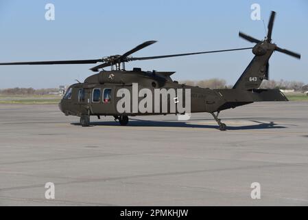 EIN US-AMERIKANISCHER Army UH-60 Black Hawk, der der Lufthilfefegelände der Iowa Army National Guard von Boone, Iowa, zugewiesen wurde, landet am 13. April 2023 am 185. Luftwaffenflügel der Iowa Air National Guard in Sioux City, Iowa. USA Air National Guard Foto Senior Master Sgt. Vincent De Groot Stockfoto