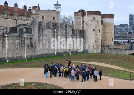 London, Großbritannien. Ein Beefeater führt eine Führung für Besucher des Tower of London durch Stockfoto