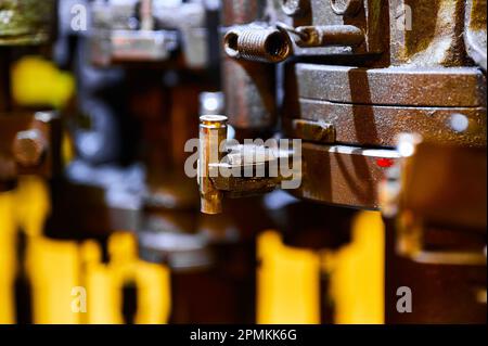 Klammer mit Messing-Kugelgehäuse im Werk für die Ammo-Produktion Stockfoto