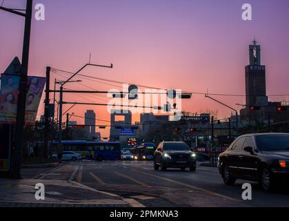 Sonnenuntergang in der Innenstadt von Seoul, Südkorea. Genießen Sie die entspannende goldene Stunde des Sonnenuntergangs entlang der geschäftigen Straßen. Stockfoto