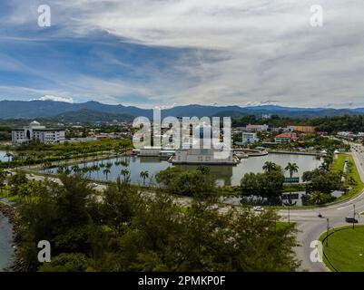 Moschee Bandaraya Kota und Panoramablick auf die Stadt. Kinabalu. Sabah, Borneo. Malaysia. Stockfoto
