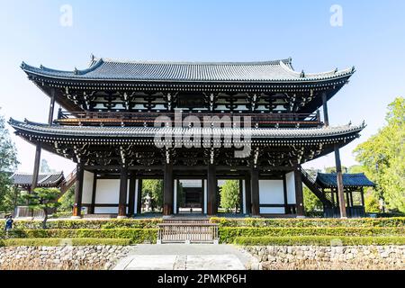 Kyoto Japan, April 2023, großer Zen-Tempel, Tofuku-Ji buddhistischer Tempel und San-mon-Tor ab 1425, Kyoto Frühlingssaison, Japan, Asien Stockfoto